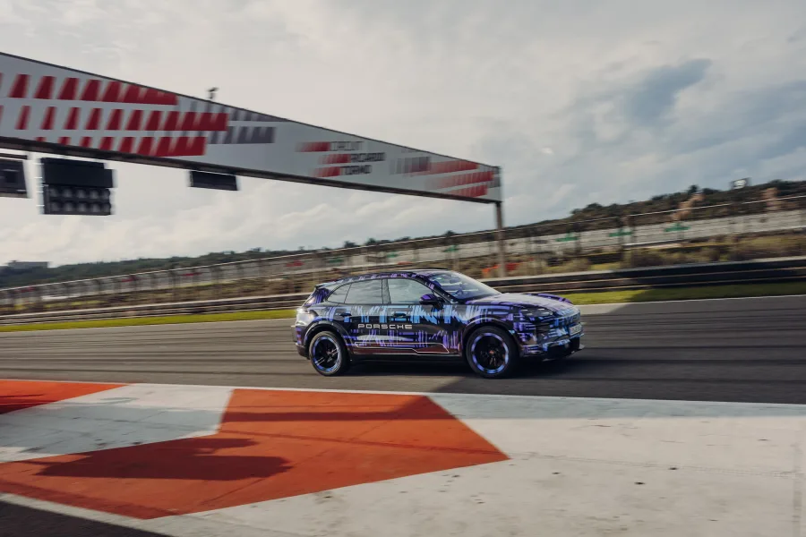 Desenvolvido na plataforma PPE de 800 volts, o SUV promete recarga de 10% a 80% em 15 minutos, mostrando que luxo e eficiência podem coexistir sem concessões.