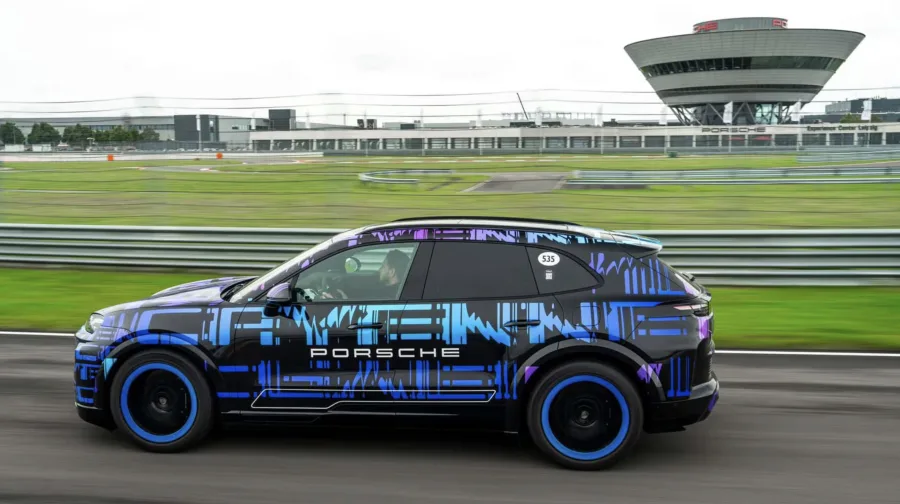 Mesmo apostando no elétrico, a Porsche mantém versões híbridas e a combustão, reconhecendo o ritmo diferente da eletrificação em cada mercado global.