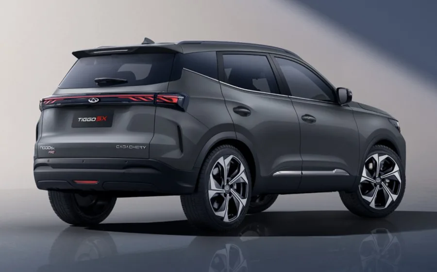 A reestilização deixa o SUV mais alinhado ao gosto atual, com faróis afilados, grade ampliada e traseira iluminada por barra de LED, reforçando presença num segmento lotado.