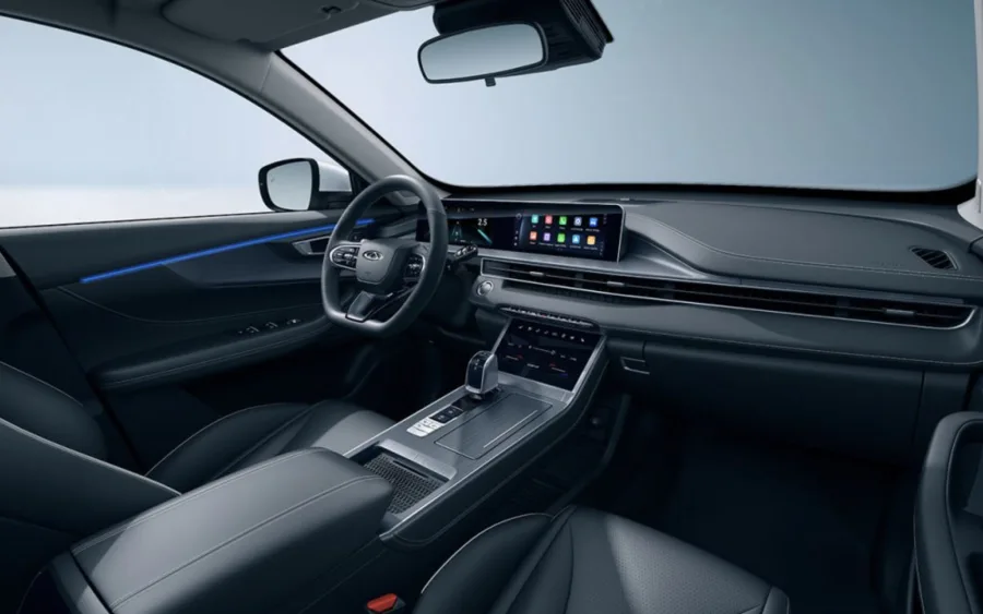 Por dentro, o painel de 20,5 polegadas, bancos elétricos e carregamento por indução mostram a tentativa de entregar sensação de carro mais moderno sem elevar complexidade de uso.