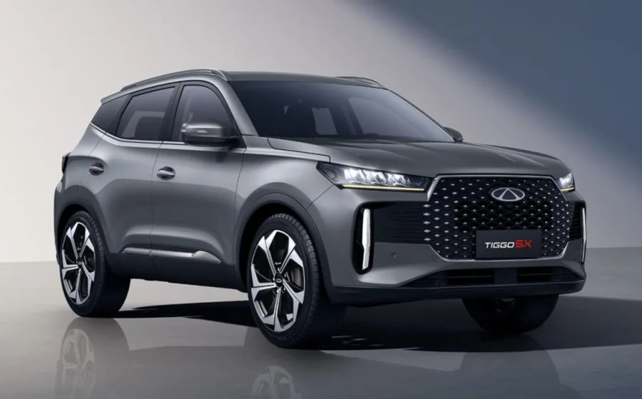 O novo Tiggo 5X 2027 aposta em conforto e tecnologia acessível, trazendo painel integrado, interior renovado e recursos pensados para quem vive no trânsito pesado do Brasil.