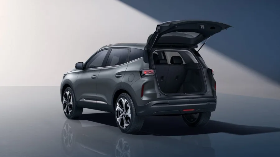 Porta malas amplo facilita viagens longas e dá conta da bagagem da família, enquanto o uso na cidade segue prático para rotina diária e deslocamentos curtos.