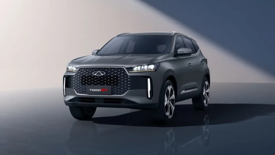 A Caoa confirmou no Salão do Automóvel que Tiggo 5X, 7 e 8 terão versões híbridas feitas no Brasil. Um aporte bilionário em 2026 vai sustentar essa nova fase.