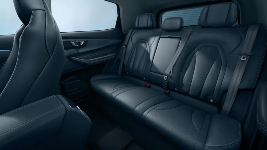 Nas versões mais completas, há teto panorâmico, câmeras 360, luzes em LED, ajuste elétrico do motorista e pacote ADAS com ACC, AEB e alertas de faixa.