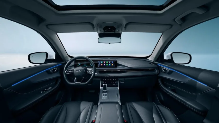 A cabine traz duas telas de 10,2 polegadas unidas, novos bancos com encosto integrado, carregador sem fio de 50 Watts e comandos de voz aprimorados.