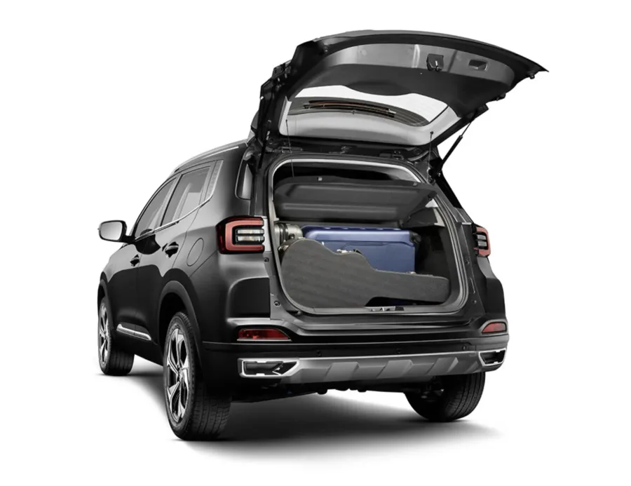 Conta com seis airbags, controle de estabilidade, assistente de rampa, bancos de couro e multimídia completa, reforçando conforto e segurança.