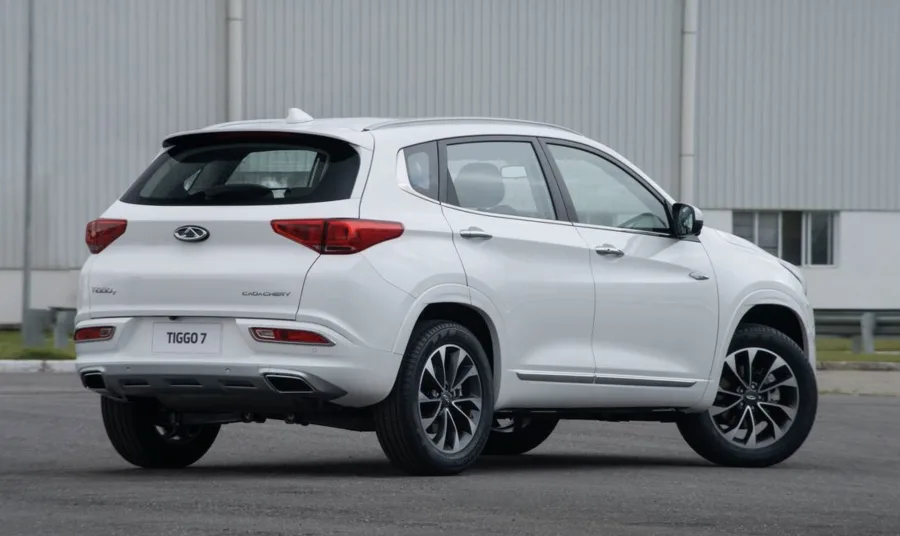 Consome 6,6 km/l com etanol e 9,7 km/l com gasolina na cidade, alcançando até 10,9 km/l na estrada com tanque de 57 litros e autonomia de 621 km.