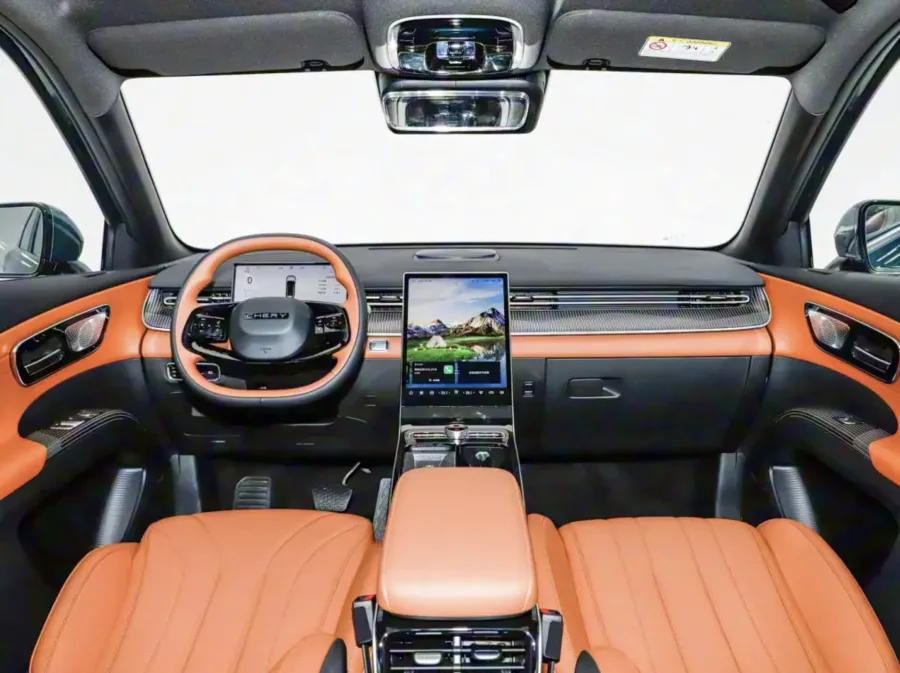 Com 4,75 metros de comprimento e entre-eixos maior, o Tiggo 8 promete mais conforto e estabilidade em viagens e uso urbano.