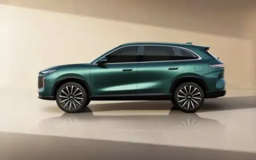 O Chery Tiggo 8 2026 estreia com novo design e porte ampliado, marcando uma virada de estilo e ambição no segmento de SUVs médios.