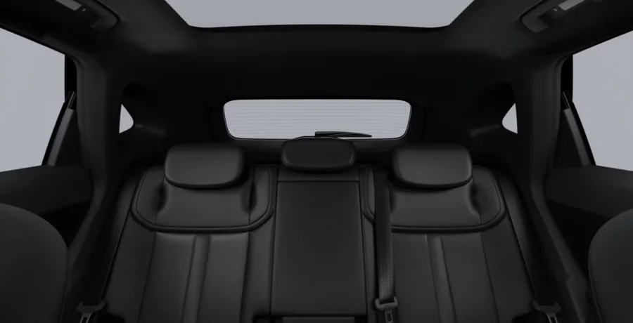 O interior privilegia ergonomia e espaço, trazendo bancos reclináveis, telas grandes e poucos comandos físicos. A cabine aposta em conforto simples, mas eficiente, com acabamento adequado ao segmento.