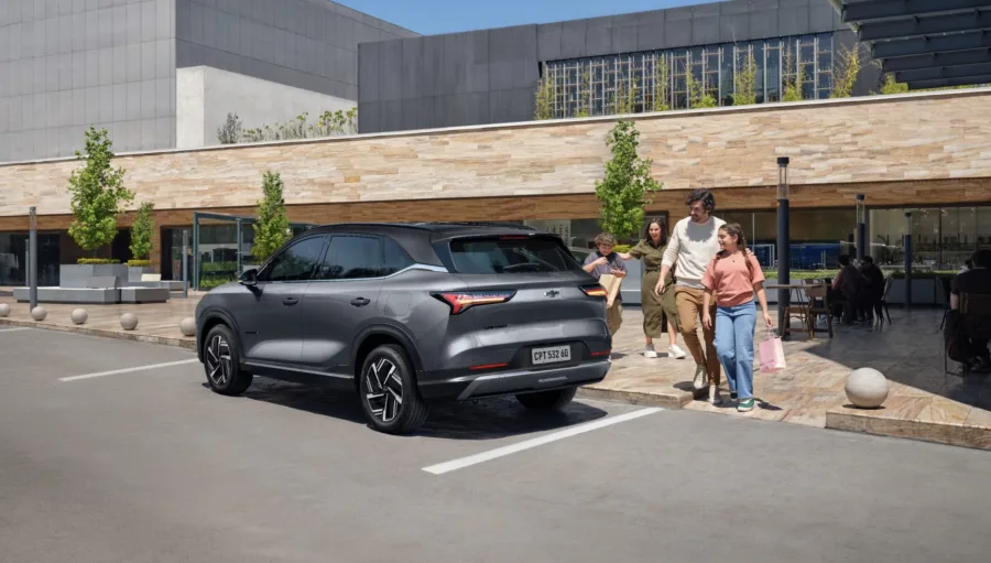 O preço aproximado fica na casa de R$ 200 mil, posicionando o Captiva EV como opção para quem busca um SUV elétrico equilibrado, voltado a famílias que precisam de espaço, tecnologia útil e uso urbano eficiente.