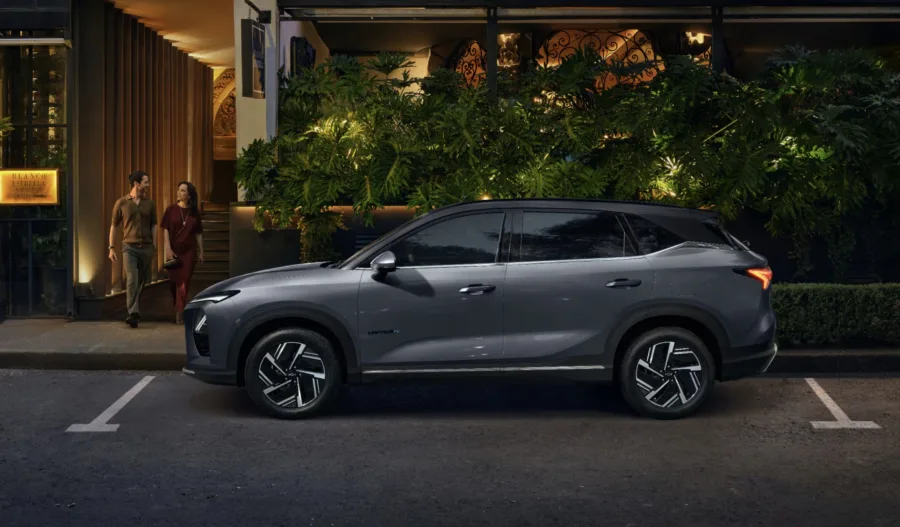 O consumo de energia se mantém consistente dentro dos 304 km de autonomia do ciclo Inmetro, reforçando a vocação urbana do modelo e sua adequação ao perfil de quem faz deslocamentos regulares e curtos.