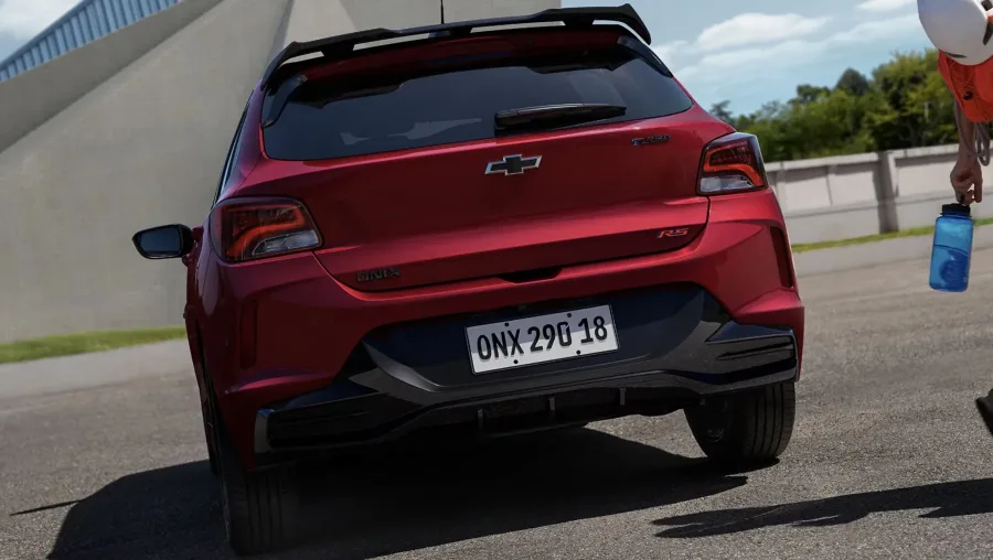 A versão RS nasceu para dar identidade esportiva ao Onix e evoluiu mantendo estilo agressivo e comportamento mais envolvente ao volante.