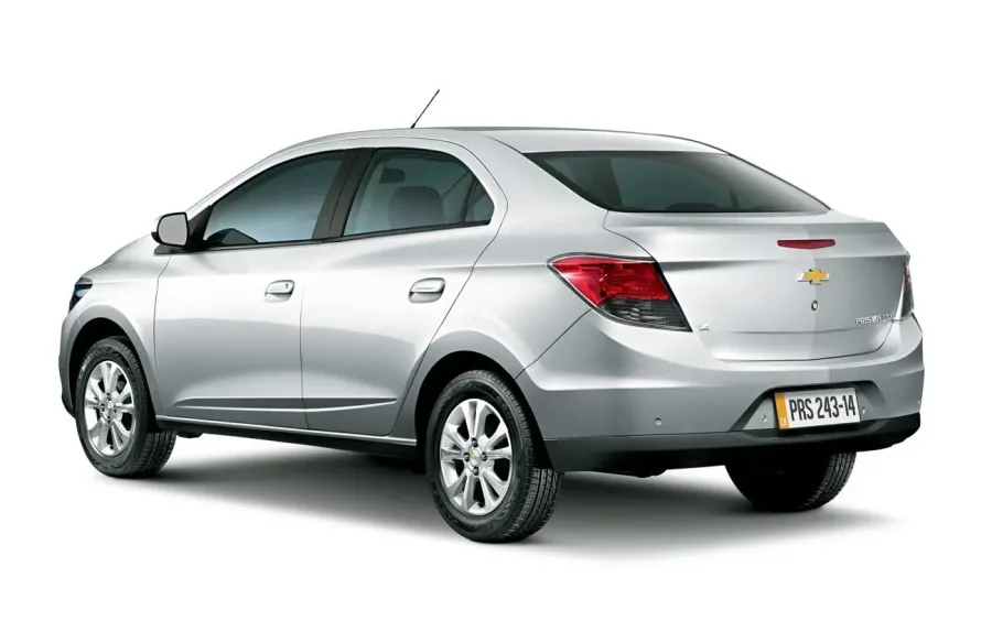 Consumo de 8,9 km/l na cidade e 13,3 km/l na estrada com gasolina, tanque de 54 litros garante até 718 km de autonomia, boa eficiência geral.