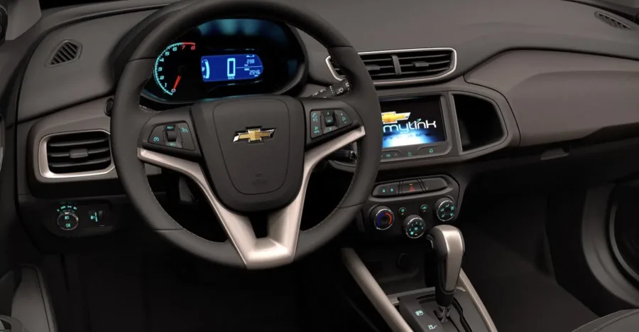 Câmbio automático GF6 de seis marchas e direção hidráulica proporcionam condução leve, com trocas suaves e estabilidade previsível em curvas.