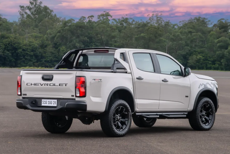 O consumo é de 8,4 km/l na cidade e 11,1 km/l na estrada, com tanque de 76 litros e autonomia máxima de 844 km, números eficientes para o porte e peso do veículo.