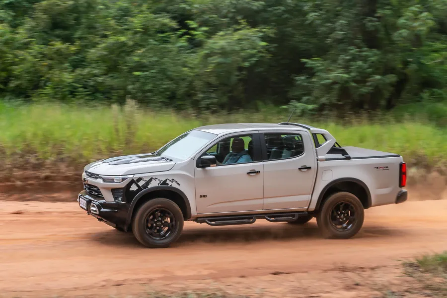 A caçamba leva 1.061 litros e 1.046 kg de carga útil, reboque de até 3.500 kg com freio, e pneus All Terrain que ampliam a capacidade fora de estrada e a versatilidade de uso.