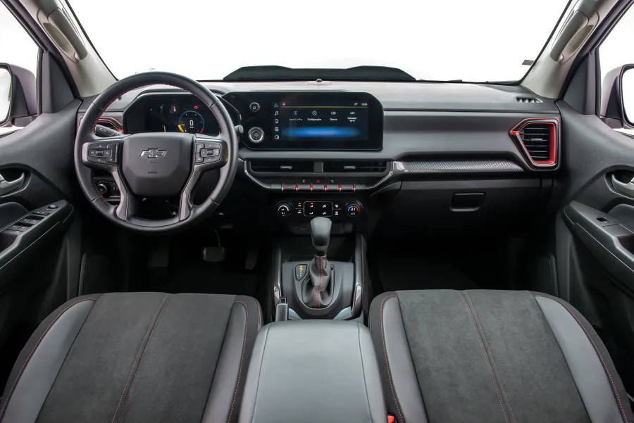 O câmbio automático de oito marchas garante trocas suaves, favorece o conforto no uso urbano e ajuda a manter o motor em regime ideal, equilibrando desempenho e economia.