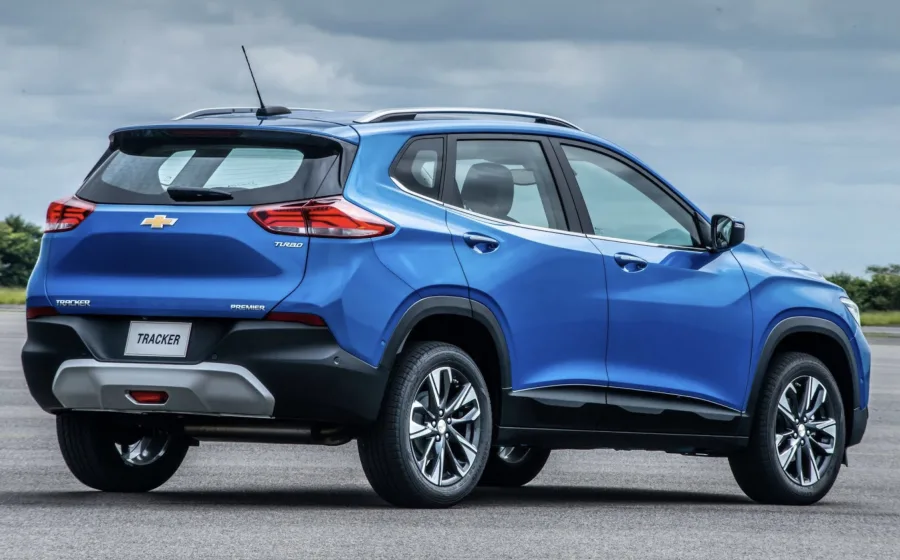 Versões do Tracker 2023 vão da prática PCD à completa Premier, equilibrando conforto, eficiência e tecnologia no uso urbano e familiar.