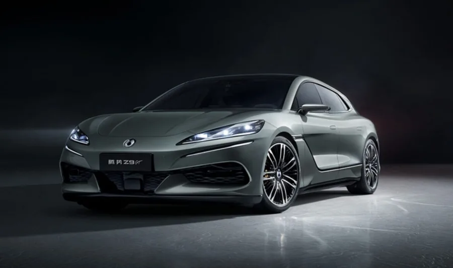 O Denza Z9 GT 2026 chega com três motores que somam 965 cv e colocam o elétrico no território dos supercarros, acelerando de 0 a 100 km/h em apenas 3 segundos.