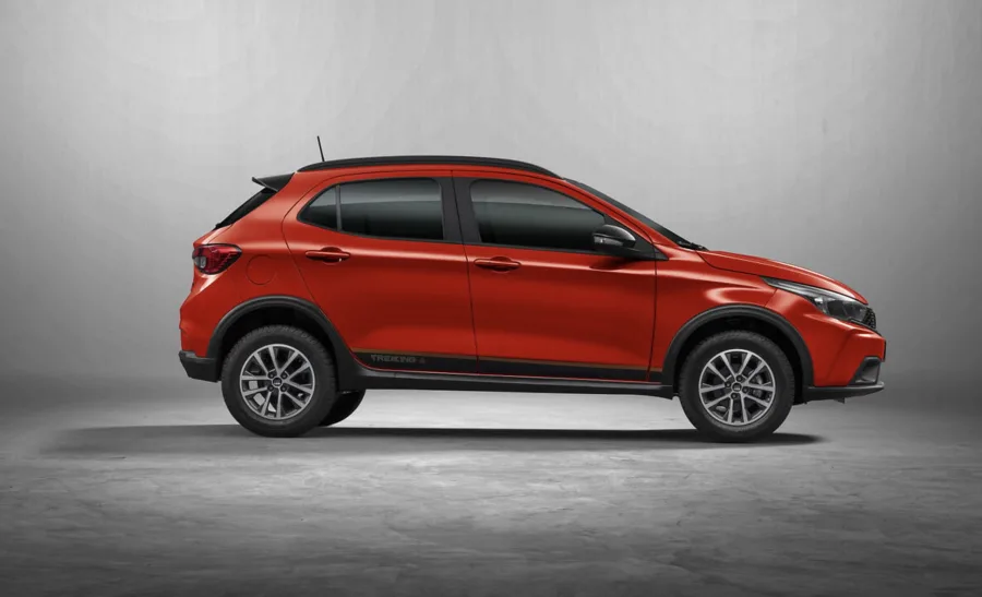 O consumo chega a 9 km/l com etanol e 14 km/l com gasolina, garantindo autonomia acima de 600 km no tanque de 48 litros, bom desempenho para o segmento.