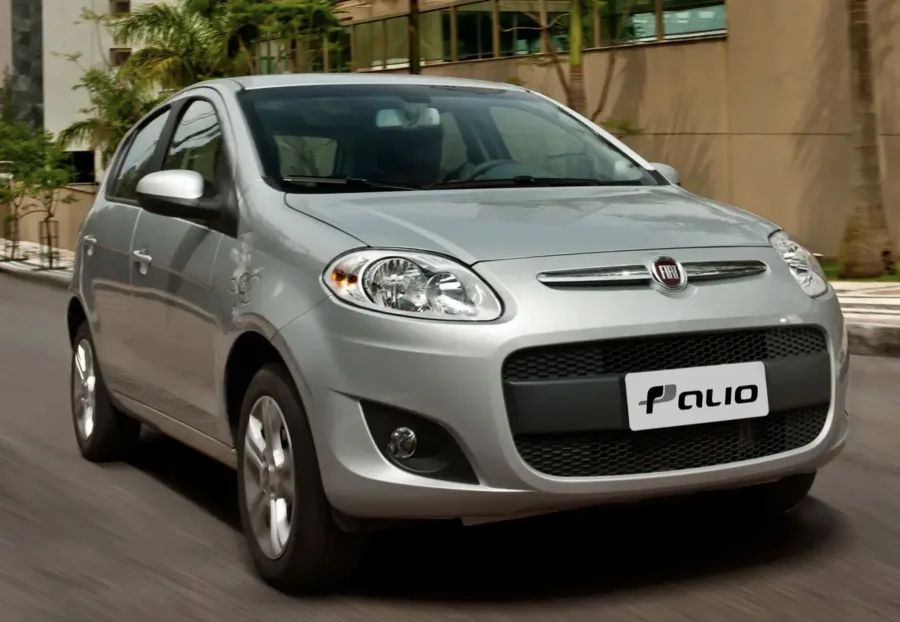 Fiat Palio Essence 1.6 16V Dualogic 2013: Preço, Ficha técnica, Consumo, Equipamentos e Fotos; câmbio automático de 5 marchas traz conforto e bom desempenho no uso diário