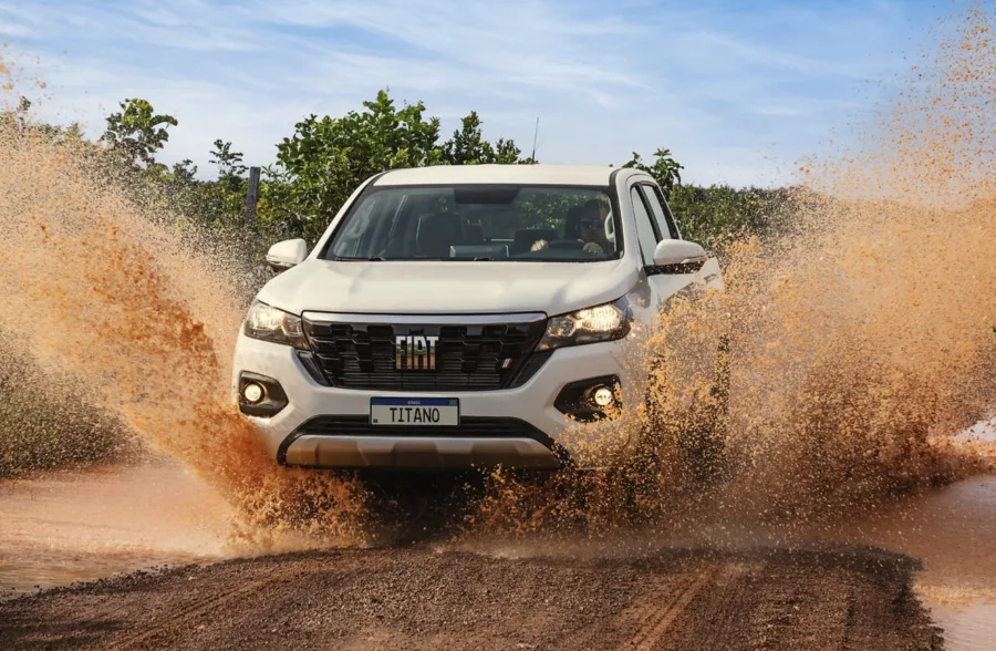 O problema aparece no conforto. A suspensão rígida deixa o rodar seco e o acabamento simples não acompanha o valor cobrado. No uso urbano, cansa rápido e cobra paciência.