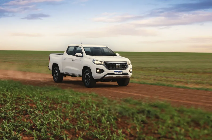 O consumo fica em 9,9 km/l na cidade e 10,8 km/l na estrada, com autonomia de 792 km no urbano e 864 km no rodoviário. Bom para o porte, mas abaixo de rivais mais modernos.