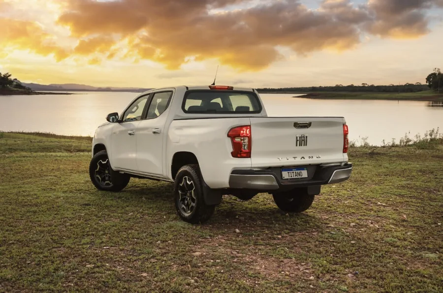 Vale a pena se o foco é força, caçamba e tração integral. Fuja se busca suavidade e silêncio de SUV, porque a Titano privilegia trabalho e resistência acima do conforto.