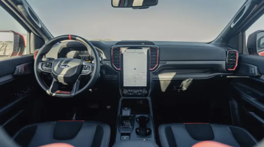 O interior da Ranger Raptor mistura robustez e conforto, bancos esportivos firmes, posição de dirigir dominante e tecnologia que ajuda no dia a dia, sem esconder que é um carro grande e caro de manter.