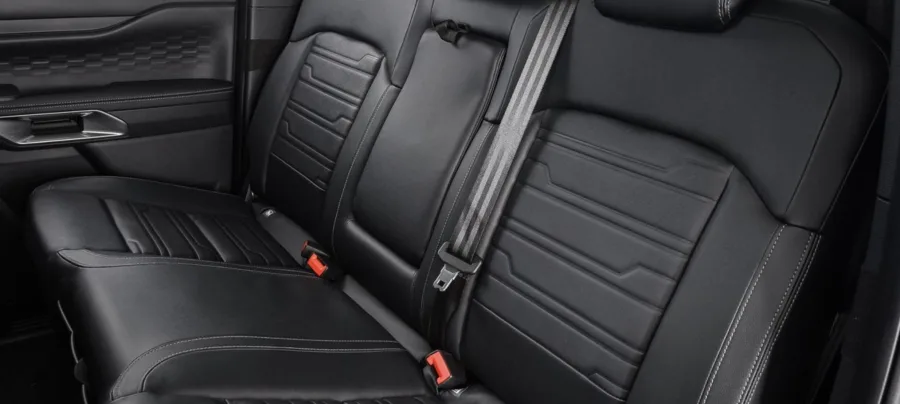 Com espaço para cinco pessoas, a cabine oferece conforto e resistência. Há ar-condicionado, ajuste de volante, apoio de braço e comandos elétricos. A segurança inclui seis airbags, controle de estabilidade e tração, assistente de rampa e fixações ISOFIX.