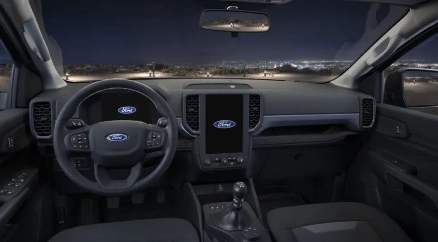 O câmbio manual tem engates precisos e relações bem ajustadas, oferecendo trocas suaves e operação simples no dia a dia. A direção elétrica leve ajuda nas manobras, especialmente em áreas de carga e descarga.