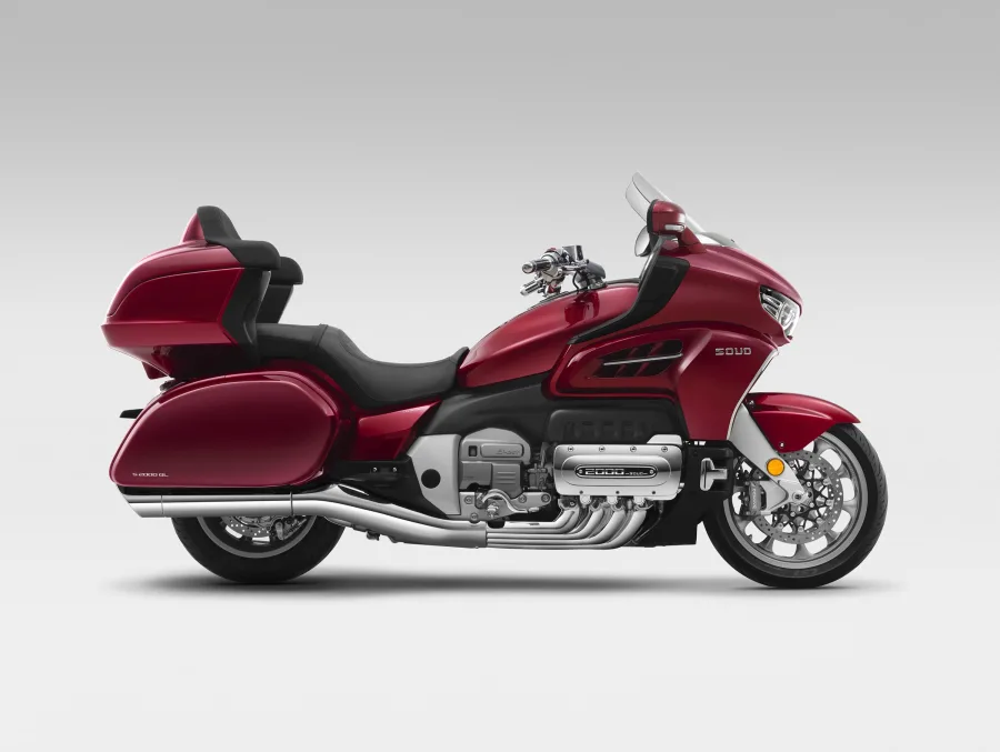 A SOUO S2000 rompe padrões ao trazer motor boxer de oito cilindros, câmbio DCT e chassi de alumínio, criando uma moto de turismo potente, estável e tecnologicamente avançada.