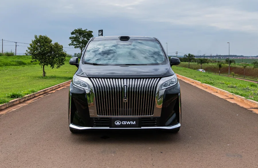 O Tank 700 chama atenção com seu powertrain híbrido 3.0T de 524 cv, interior sofisticado e proposta off road extrema, mostrando o nível máximo de engenharia global da GWM.