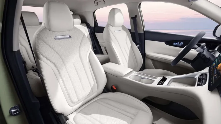 EX2 Pro 2026 aposta em bancos de couro e cabine silenciosa para o dia a dia urbano