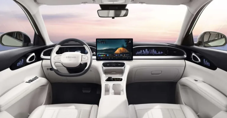 Geely EX2 2026: multimídia com espelhamento, painel digital e foco em conectividade