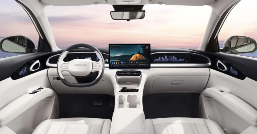 Por dentro, o design minimalista privilegia o espaço e a conectividade, com tela central ampla, quadro digital e acabamento de boa qualidade.