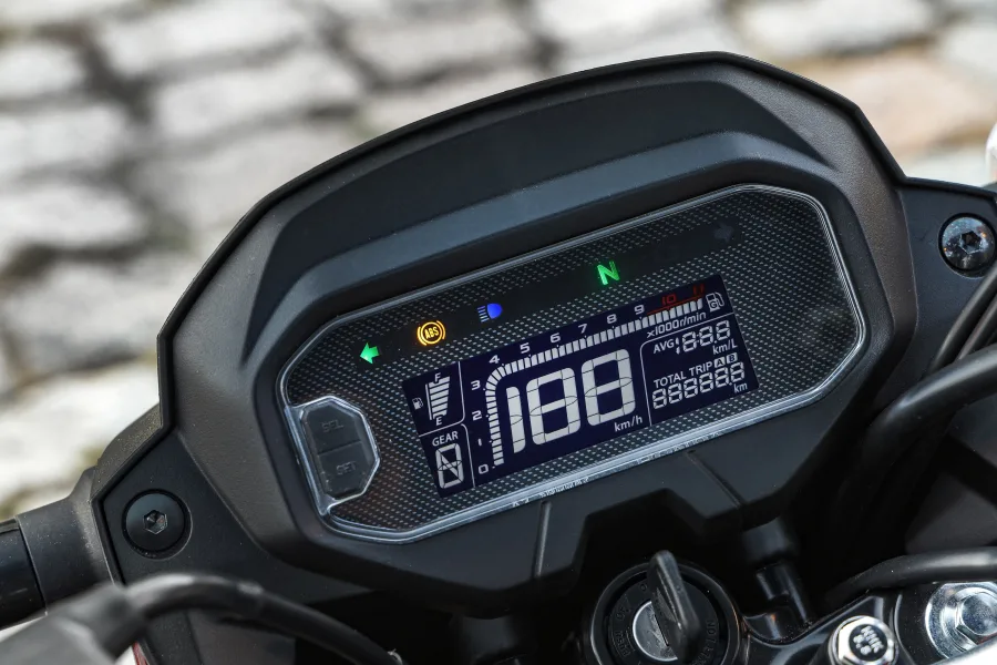 O painel atualizado, agora com indicador de marcha engatada, facilita a leitura rápida e ajuda no controle do trajeto para quem vive em corredores apertados e cheios.