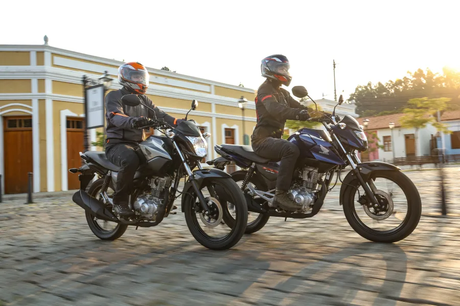 A CG 160 Start 2026 foi feita para quem quer economia sem abrir mão de conforto. Com até 45 km/l, a moto transforma a rotina urbana em um trajeto leve e previsível.