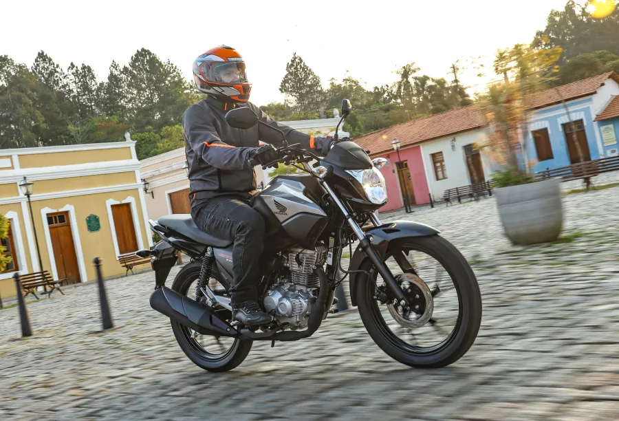 O motor monocilíndrico de 162,7 cc entrega 14,4 cv, garantindo respostas rápidas e aceleração constante, ideal para o anda e para das grandes cidades.