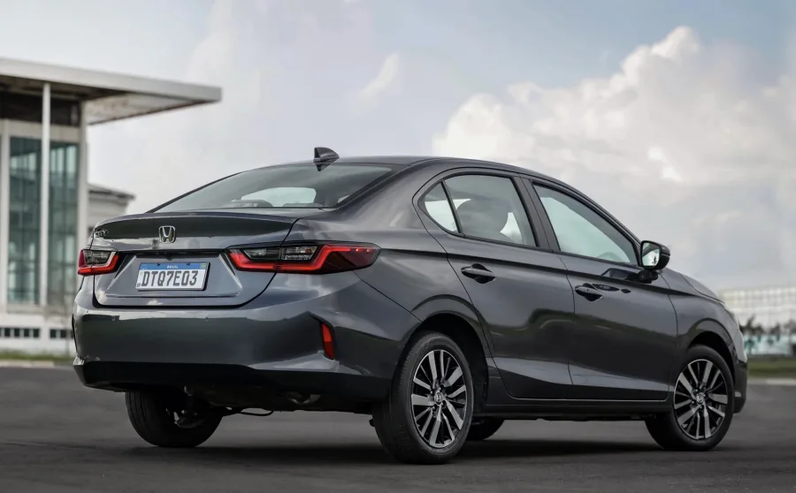 Honda City: Com motor 1.5 e câmbio CVT, o City atinge até 15,5 km/l em estrada, mantendo rodar suave e consumo competitivo.