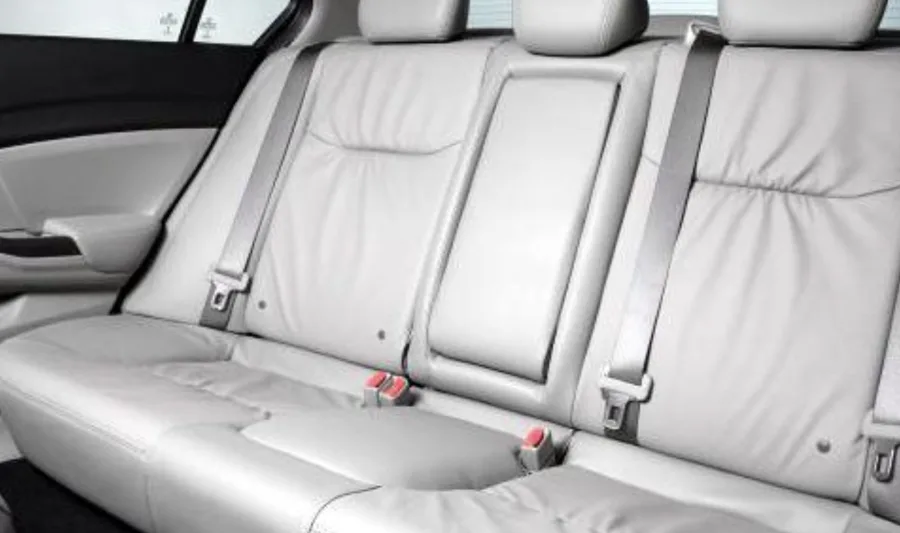 Interior bem-acabado com couro e teto solar, espaço para 5 ocupantes e conforto geral; ideal para uso urbano e viagens curtas ou longas.