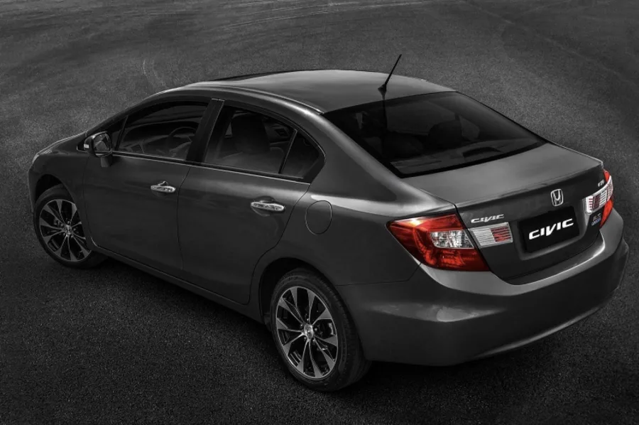 Versões LXS priorizam economia, LXR e EXR entregam mais desempenho e conforto; o Civic 2016 segue equilibrado e confiável no mercado de usados.