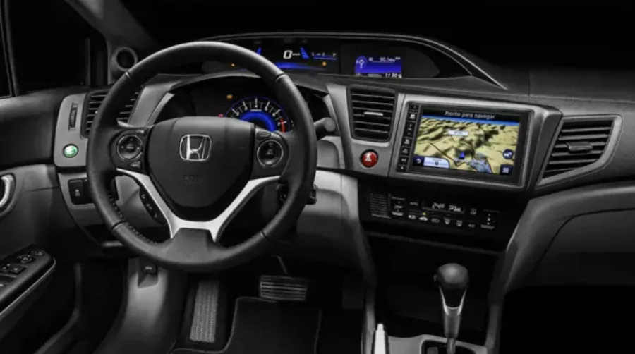 Câmbio automático de cinco marchas e direção elétrica proporcionam condução suave, com boa estabilidade e suspensão independente nas quatro rodas.