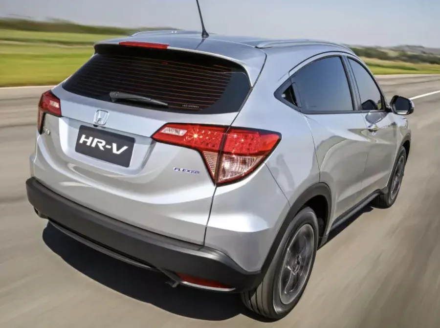 Com gasolina, o HR-V 2016 alcança até 617 km de autonomia, número que reduz paradas e facilita viagens longas, algo valorizado por quem alterna entre cidade e rodovia.