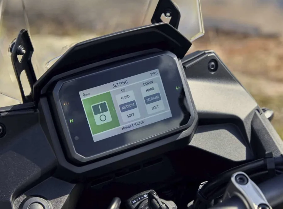 O grande trunfo é a embreagem eletrônica, que permite trocar marchas sem manete e melhora conforto e controle. A autonomia próxima de 390 km reforça a proposta.