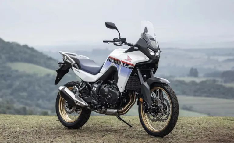 Honda XL750 Transalp 2026 desembarca no Brasil com design anos 1990 e motor de 755 cm³
