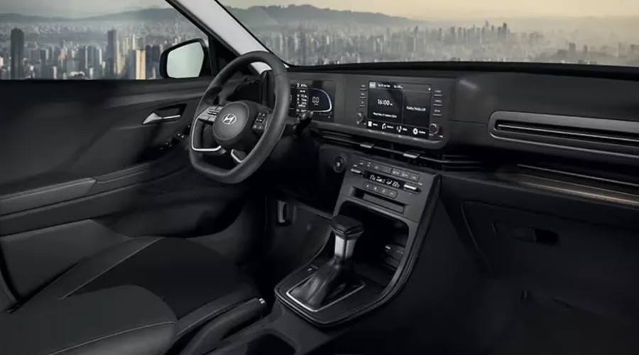 O interior leva cinco pessoas com conforto, bancos de couro e ar digital de duas zonas. Há ainda multimídia com espelhamento e acabamento interno de bom padrão.