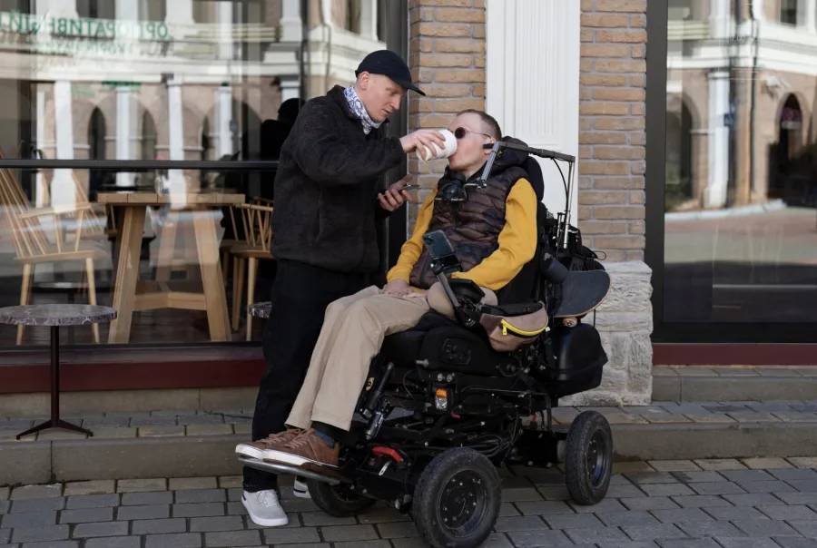 Fake news espalham que cadeiras de rodas elétricas teriam IPVA, emplacamento e até exigência de CNH. Nada disso aparece na legislação do Contran.