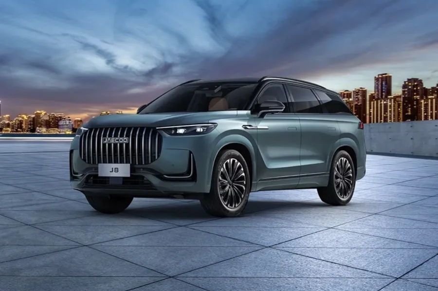 O Jaecoo 8 desembarca em 2026 como o SUV mais ambicioso da Omoda Jaecoo, combinando dimensões grandes, proposta familiar e uma estratégia de expansão que muda sua presença no país.